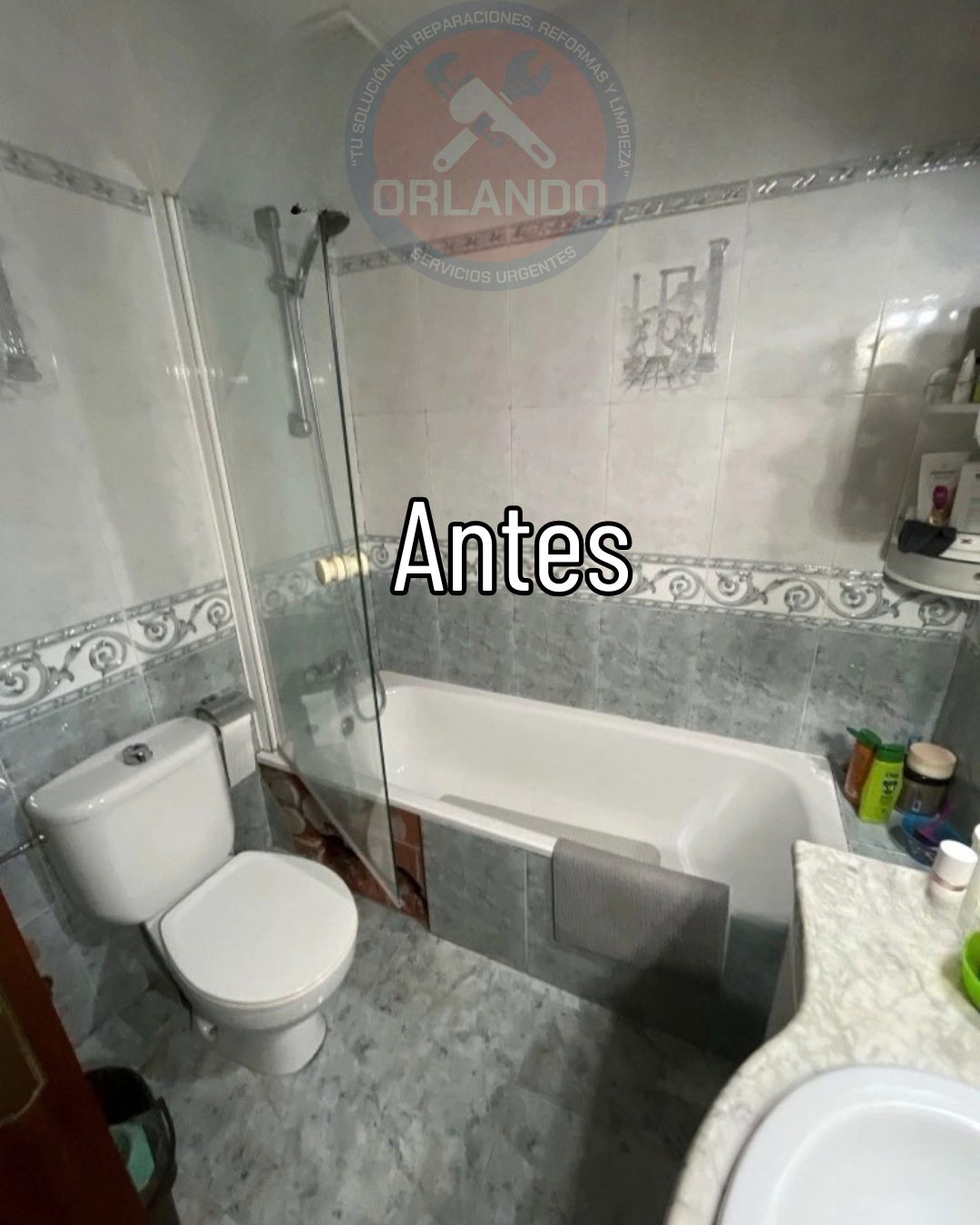 Baño con bañera antes de la reforma realizada por Orlando