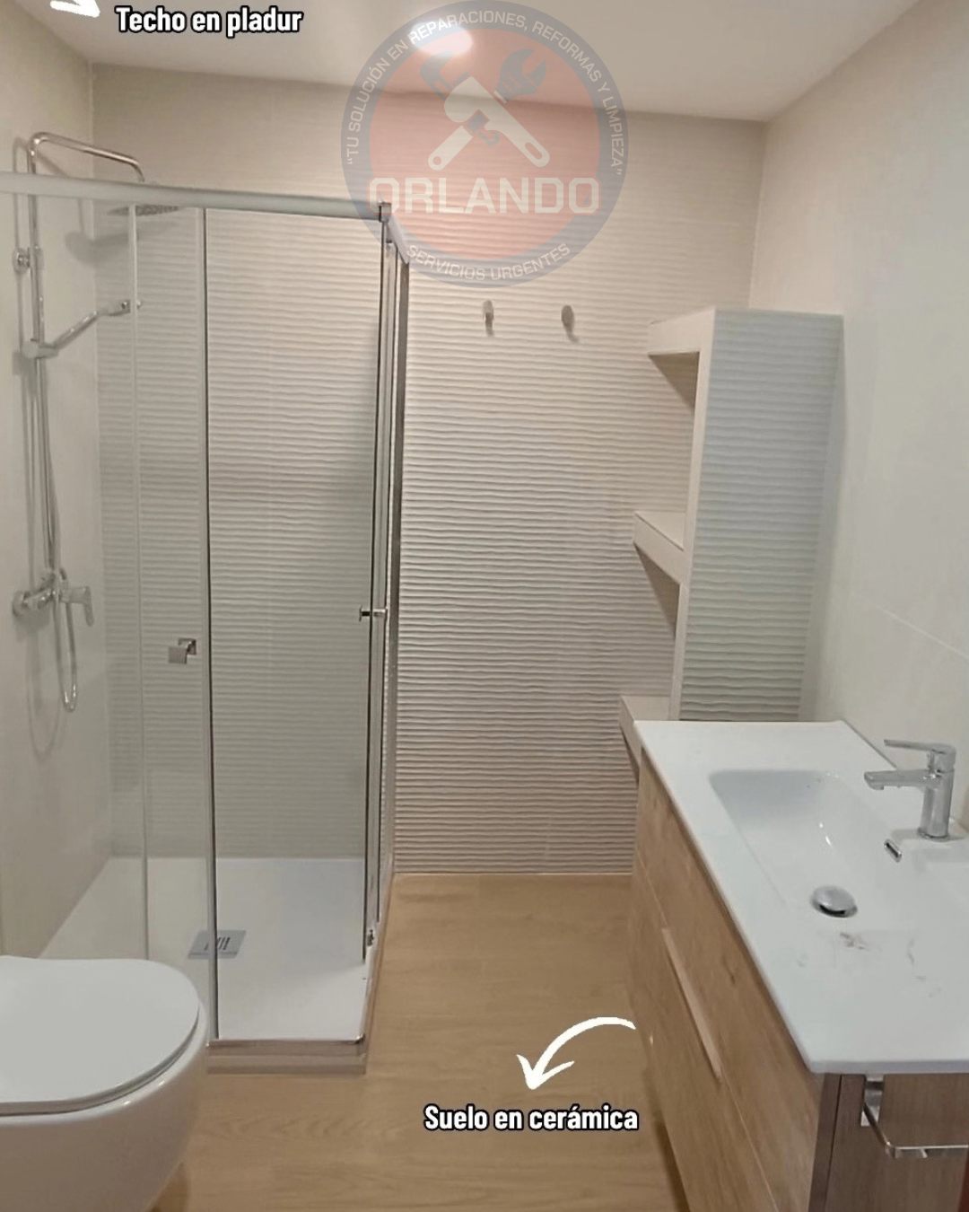 Baño renovado con plato de ducha y mampara después del trabajo de Orlando