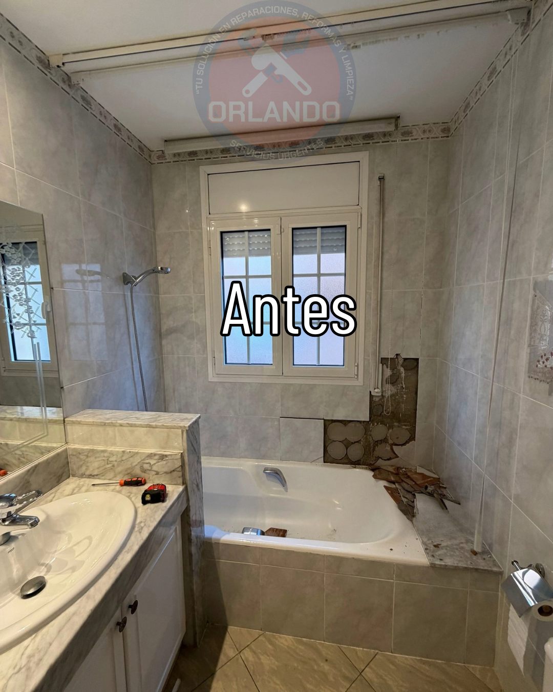 Baño con bañera antes de sustituirla por una ducha