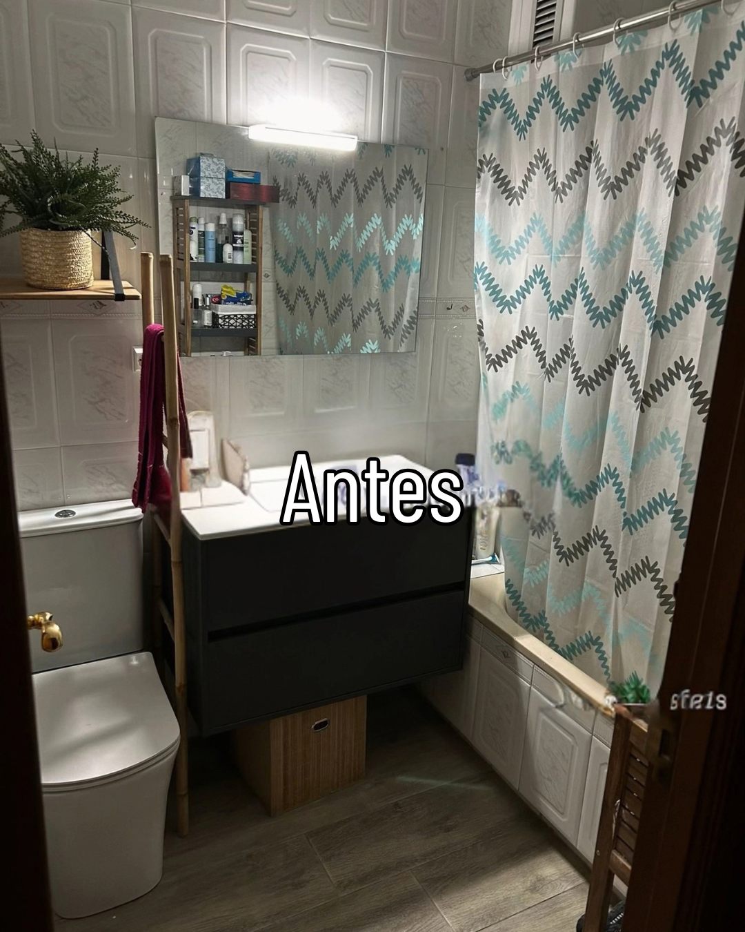 Baño con bañera y cortina antes de la reforma de Orlando